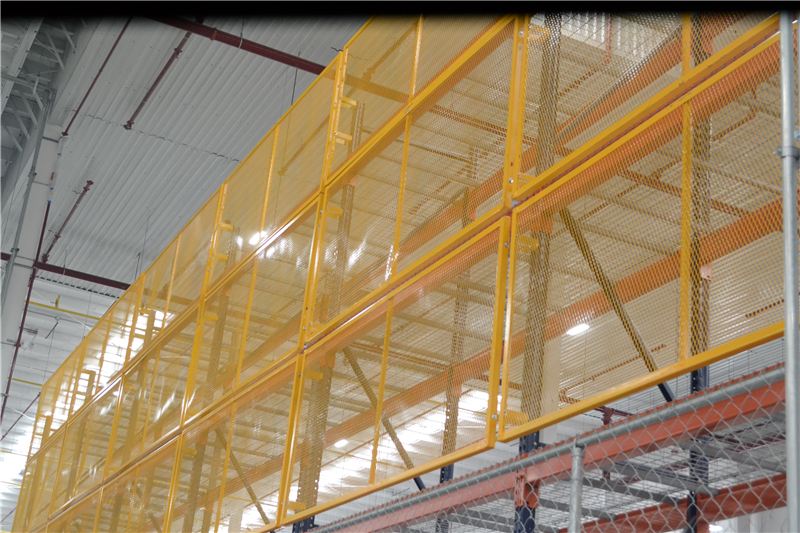 Malla anticaída amarilla instalada en la parte posterior de un rack
