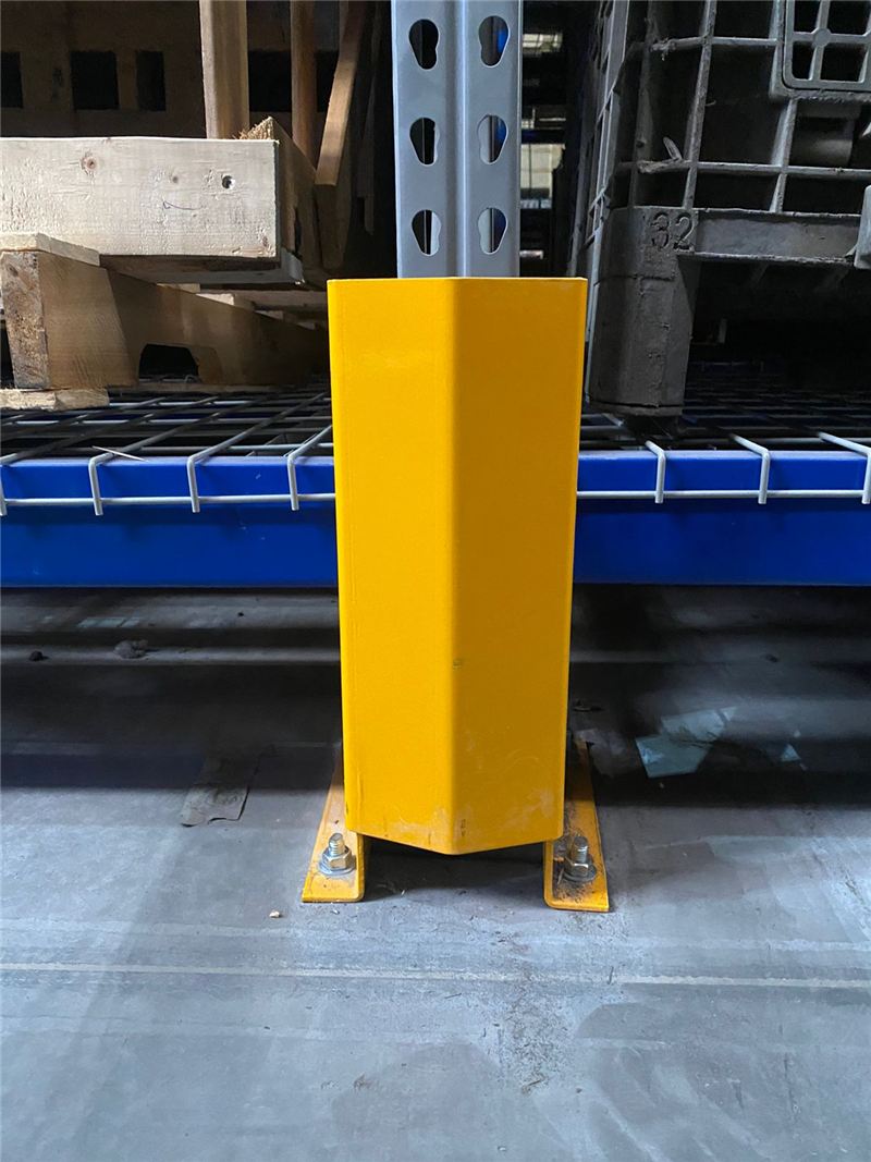 Protector de puntal amarillo instalado en un rack