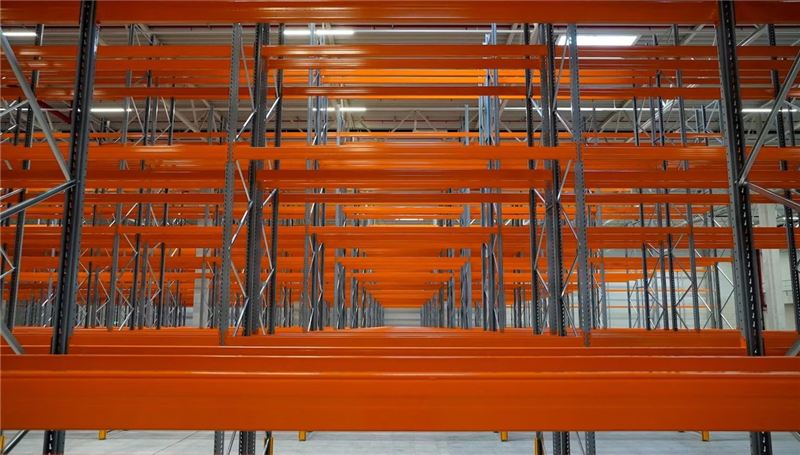 Vigas y marcos de un rack industrial